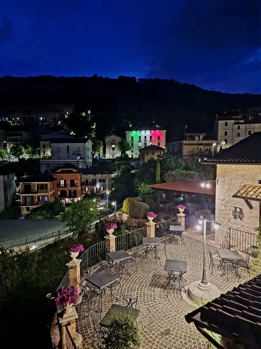 Terrazza esterna del ristorante con illuminazione serale